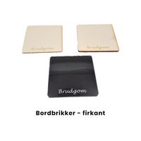 Bordbrikke med gravert navn