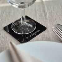 Bordbrikke med gravert navn