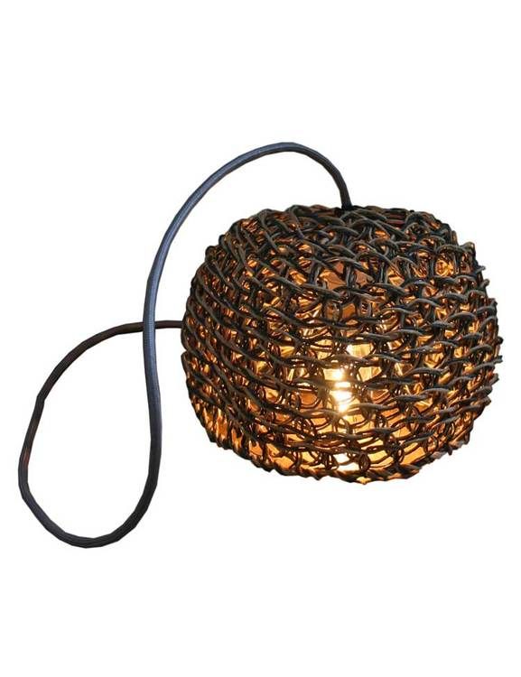 Lampa handknuten i återvunnet papper.