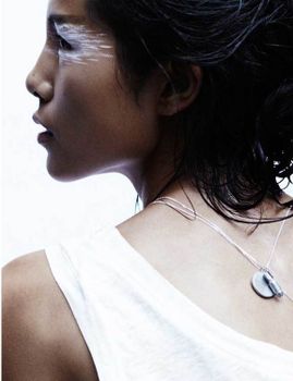 Halsband Peace is, återvunnet bombskrot