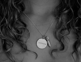 Halsband Love is, av återvunnet bombskrot