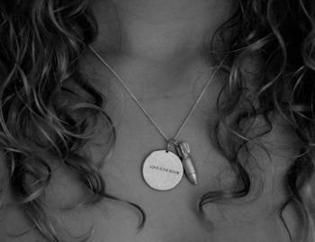 Halsband Love is, av återvunnet bombskrot