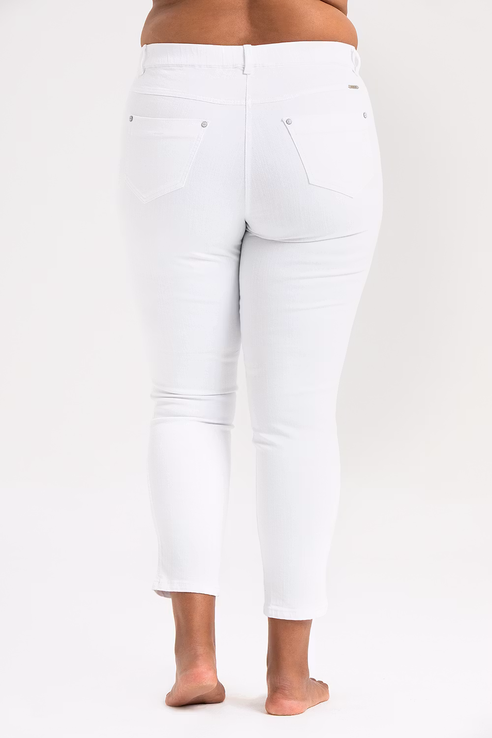 Vita stretchiga jeans i stora storlekar. Pamela jeans. Storlek 42-52. Baksida. AliceDot.