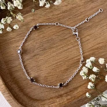 Rökkvarts armband – hjärtformade kristaller