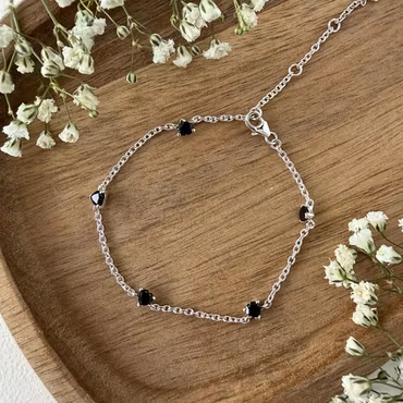 Svart turmalin armband – hjärtformade kristaller