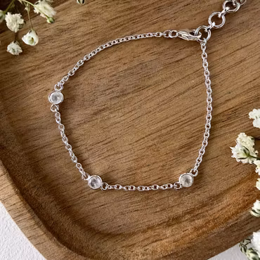 Regnbågsmånsten armband – tre små kristaller