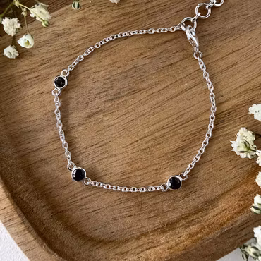 Rökkvarts armband – tre små kristaller