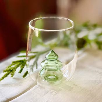 Glas med grön gran