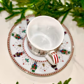 Kopp med fat ”Nötknäppare”