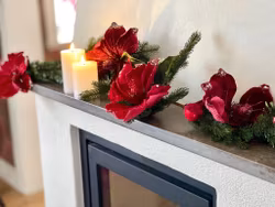 Girlang med gran och röda blommor 160 cm