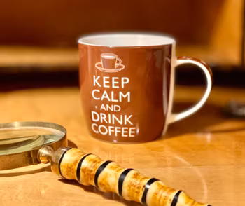 Kopp av porslin ”Keep calm and drink coffee”
