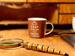 Kopp av porslin ”Keep calm and drink coffee”