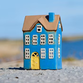 Ljushus Visby blått med gul dörr