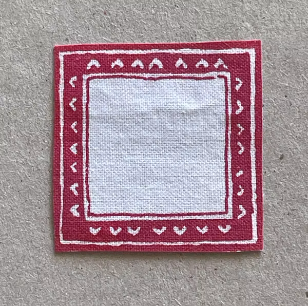 Liten röd duk ca 42 x 42 mm