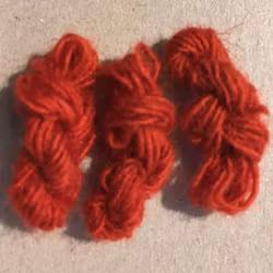 Tre garnhärvor, röd