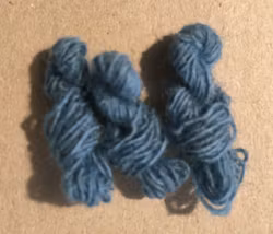 Tre garnhärvor, blå