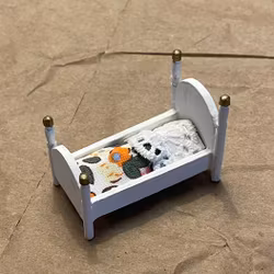 Docksäng, vit med blommigt