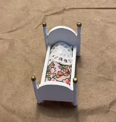 Docksäng, vit med rosa