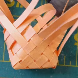 Arbetshäfte, fläta en miniatyrkorg