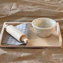 Bakbord med vit skål