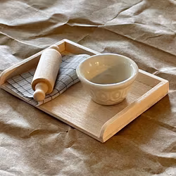 Bakbord med vit skål