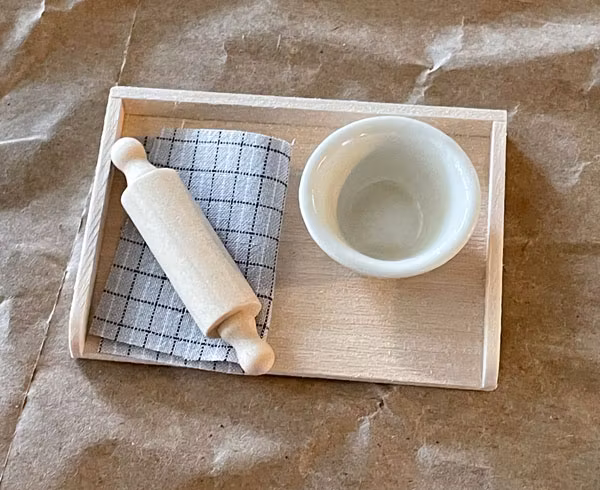 Bakbord med vit skål