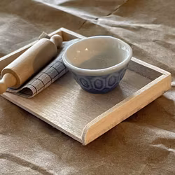 Bakbord med blå skål