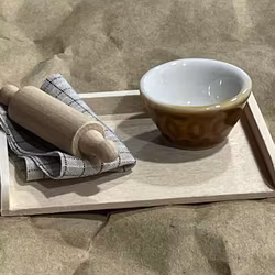 Bakbord med brun skål