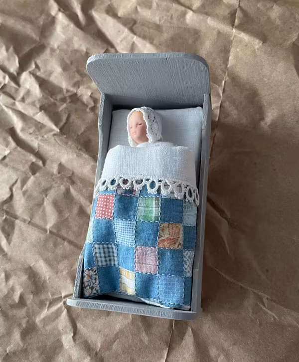 Liten grå säng