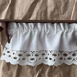 Gardinhylla, brun med spetsgardin