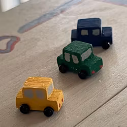 Tre bilar, gul, blå och grön