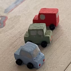 Tre bilar, grön, ljusblå och röd