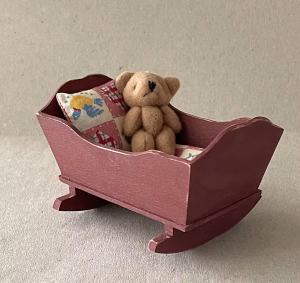 Vagga med nalle, rödbrun
