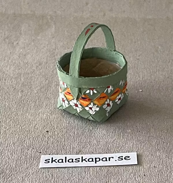 Korg grön med vita blommor, rund