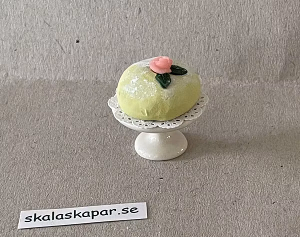 Prinsesstårta på porslinsfat med tårtpapper
