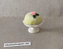 Prinsesstårta på porslinsfat med tårtpapper