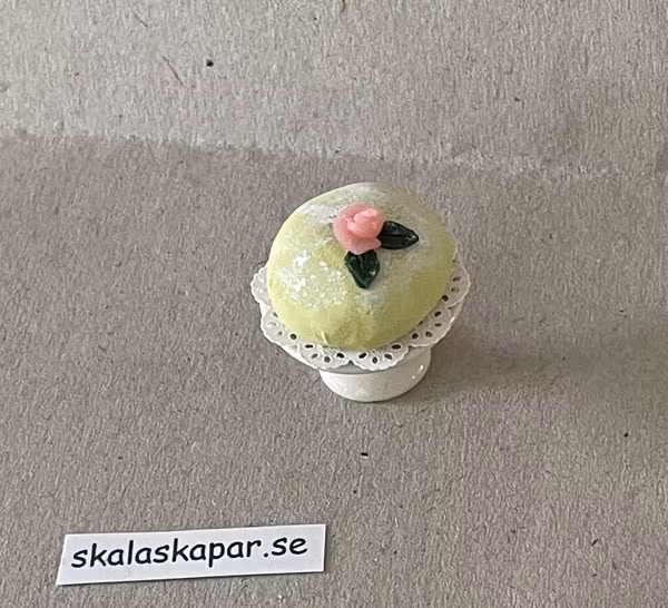 Prinsesstårta på porslinsfat med tårtpapper