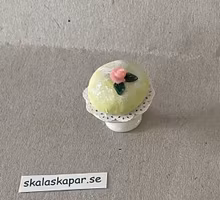 Prinsesstårta på porslinsfat med tårtpapper