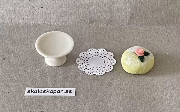 Prinsesstårta på porslinsfat med tårtpapper