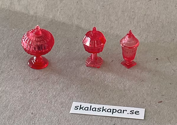 Karamellskålar, 3 st röda med godis