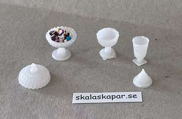 Karamellskålar, 3 st vita med godis