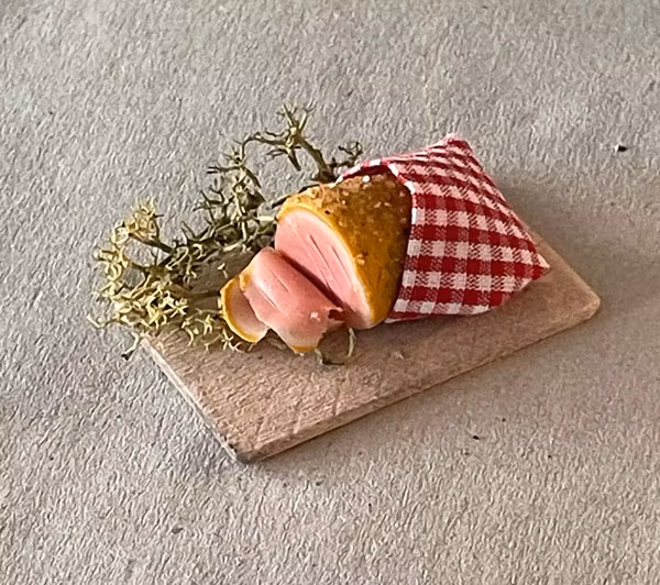 Julskinka på träbräda med grönt (nr3)