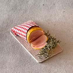 Julskinka på träbräda med grönt (nr5)