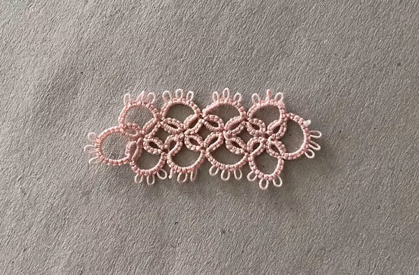Rosa duk, oval, frivolitetsarbete