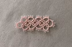 Rosa duk, oval, frivolitetsarbete