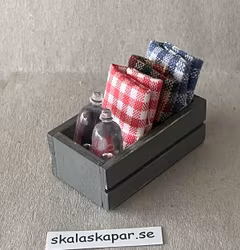 Låda med tyg och flaskor