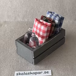 Låda med tyg och flaskor