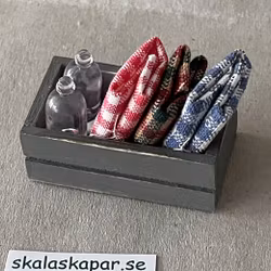 Låda med tyg och flaskor