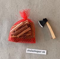 Säck med ved och yxa