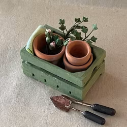 Låda med trädgårdssaker